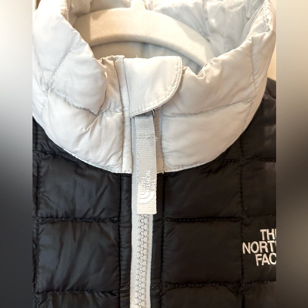 The North Face girls or boys sz M jacket.Perfect condition, worn a couple times. - Picture 9 of 13